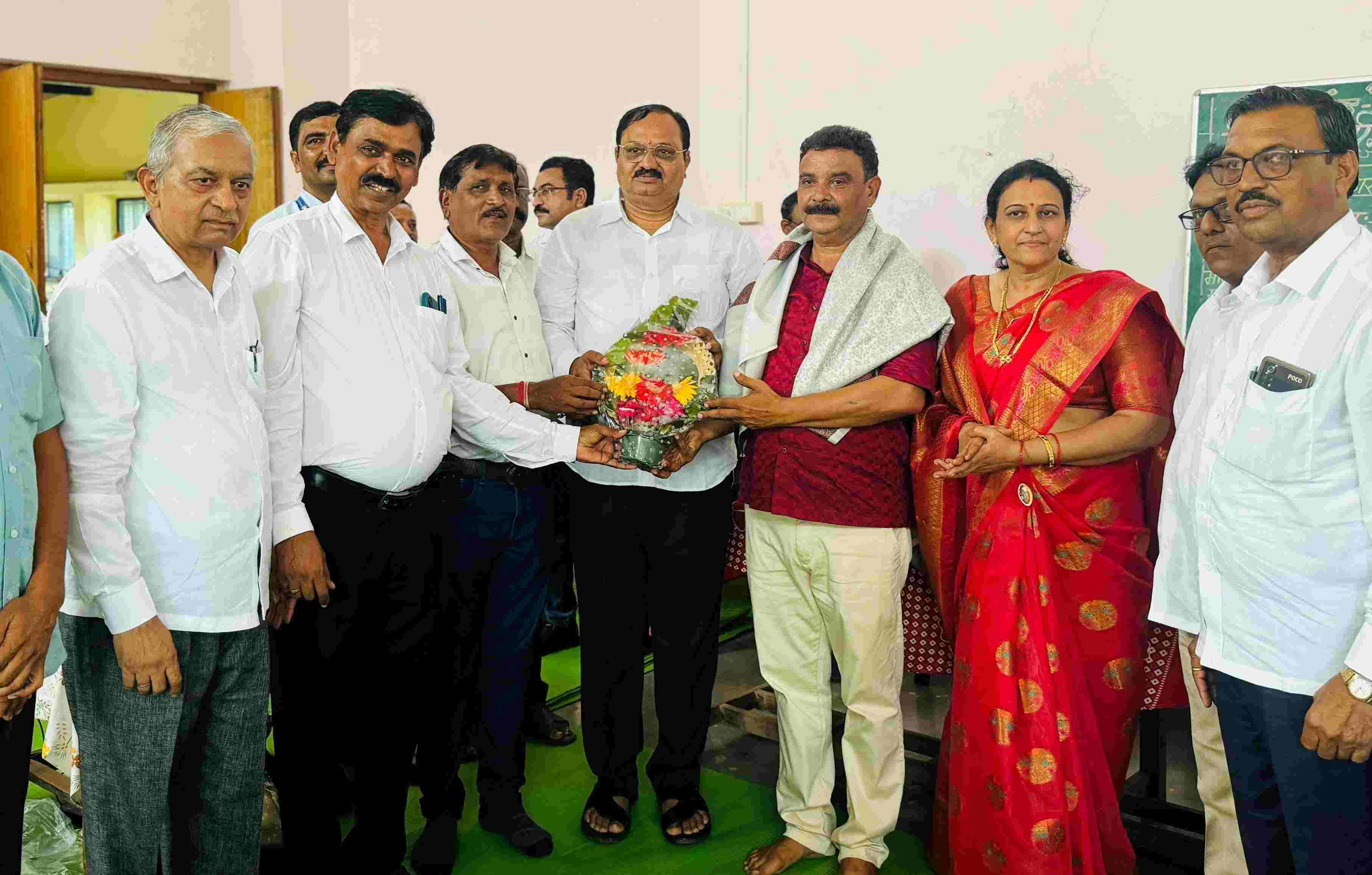 जि.प.शाळेचे आदर्श शिक्षक राजेंद्र पांडे यांचा सेवानिवृत्ती सत्कार